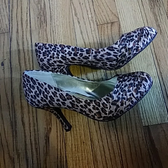💟Pretty & Perfect Leopard Print Round toe heels - Picture 1 of 8